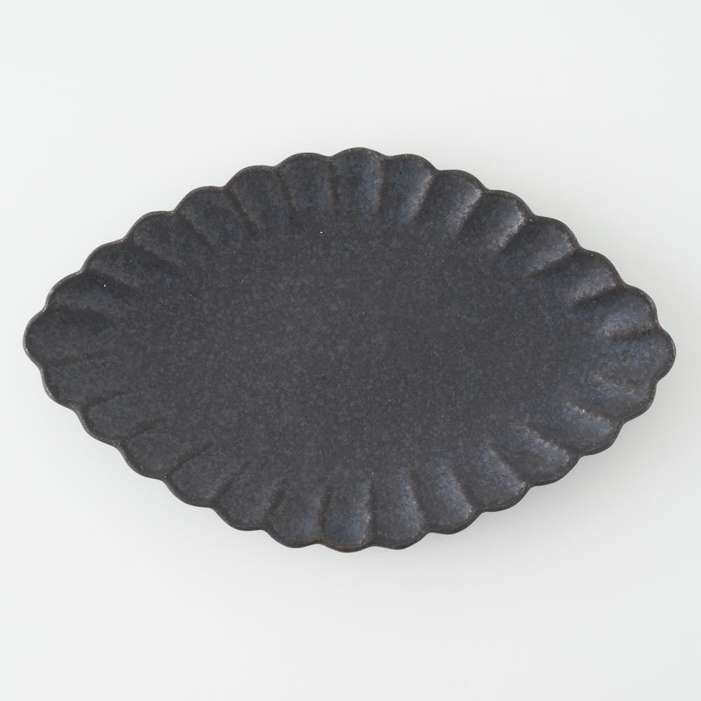 作家 青柳憲儀 黒釉 輪花菱楕円皿 ¥4,400 大人の焼き物