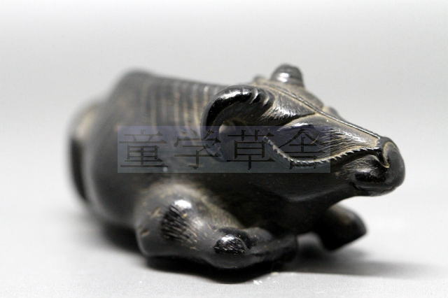 あかえびす堂 たなごころ 一虎 在銘 臥牛 根付