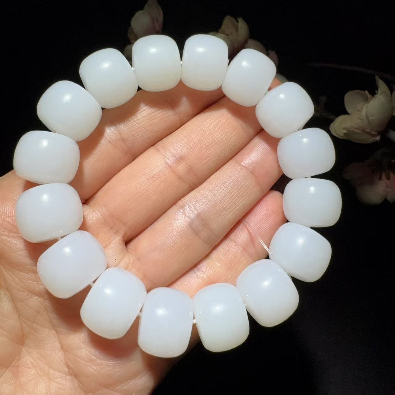 和田玉白玉老型珠手串– 厚德载玉