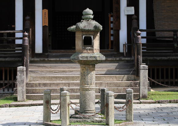 東大寺法華堂（ほっけどう）（三月堂）石燈籠