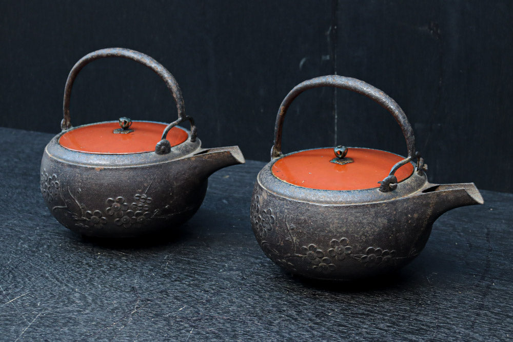 朱漆が雅やかな鉄製の大きなお銚子 DC7672ab 在庫(a:1 b:1)個 – 古福庵