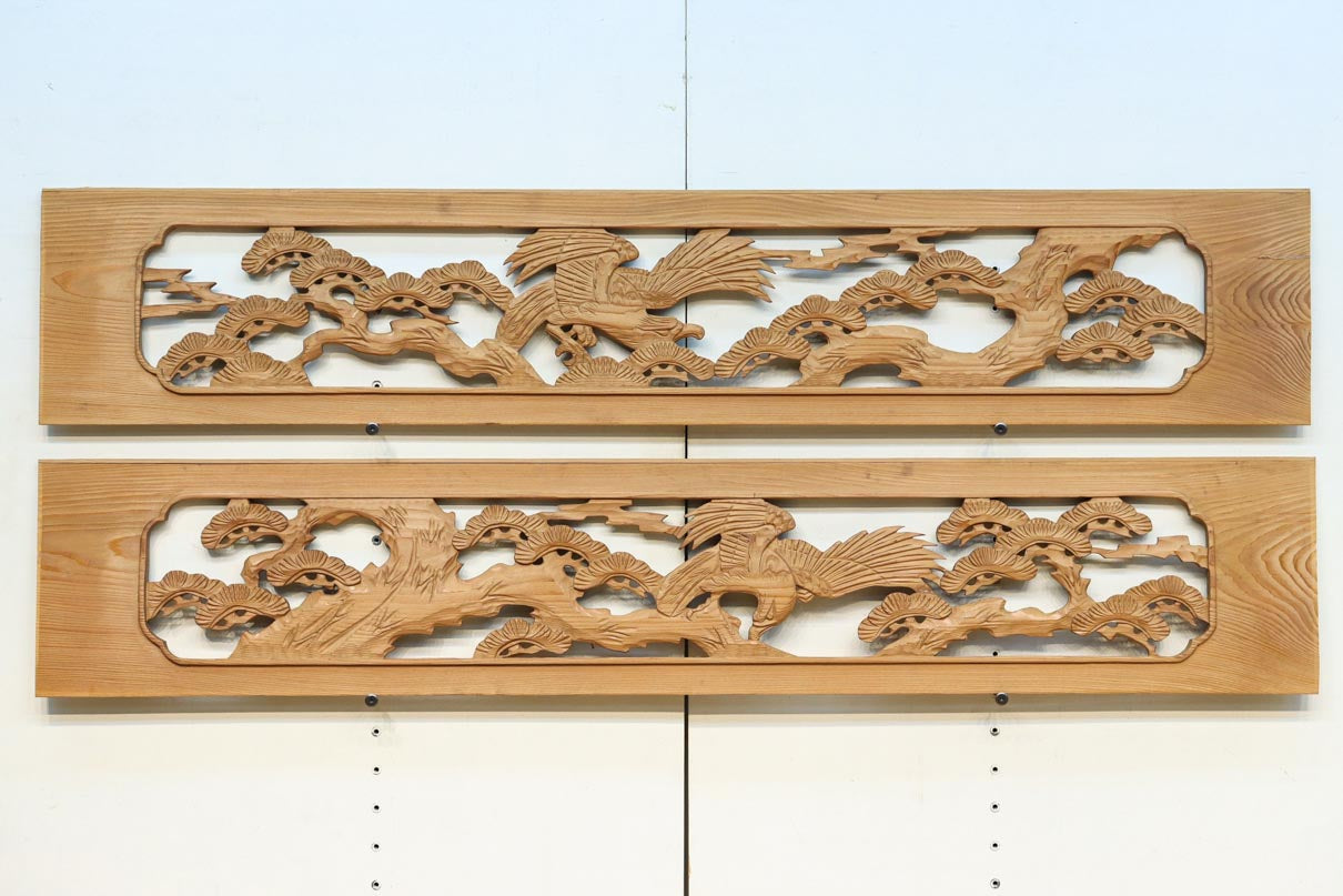 古色の色付き具合が味わい深い松鷹を描いた彫刻欄間素材 EZ2879ab 在庫