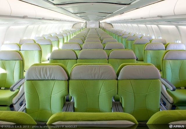 スカイマーク、新型機エアバスA330型機をお披露目 全席にフットレスト