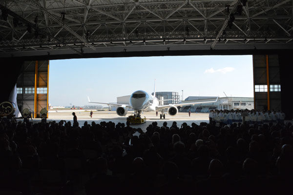 フォトレポート】国産旅客機「MRJ」ロールアウト式典 厳選写真24枚