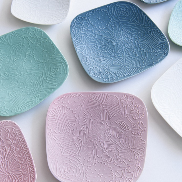 イイホシユミコさんと鹿児島睦さんが共作したお皿。｜Pen Online