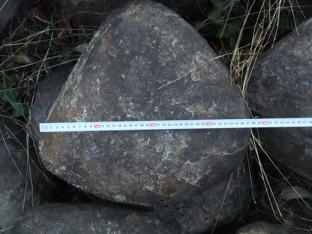 飛び石 本鞍馬石の製品案内愛知県岡崎市の石灯篭・水鉢蹲など石材製品