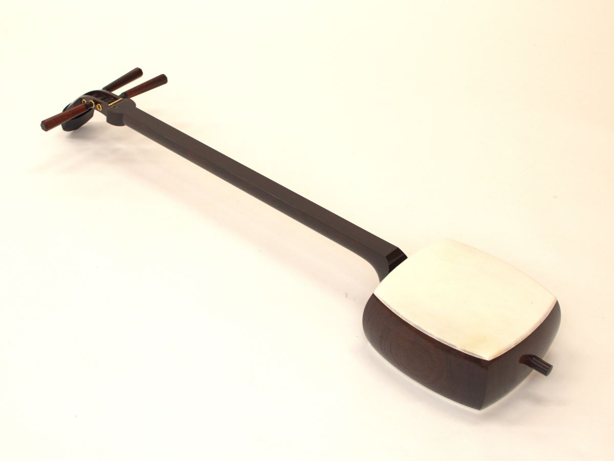 民謡三味線（紅木・1寸5分詰・金溝・子持綾杉彫） – サトウ楽器