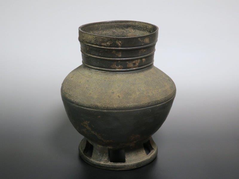 仙遊洞 新羅 須恵器 台付き波状文壺