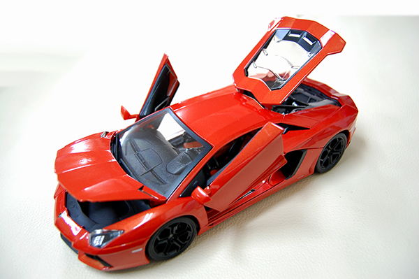 burago ブラーゴ 1/18 ランボルギーニ アヴェンタドール Aventador