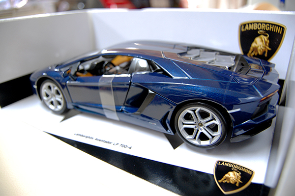 burago ブラーゴ 1/18 ランボルギーニ アヴェンタドール Aventador