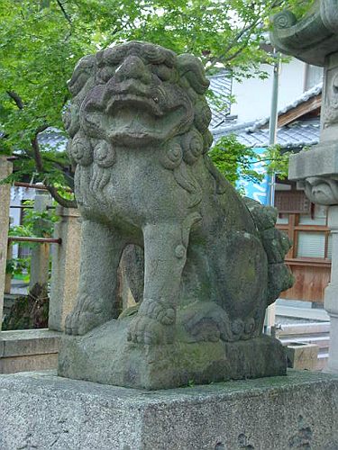 獅子と狛犬(角付き)一対古くから木彫の狛犬で浪速型狛犬に受け継がれて