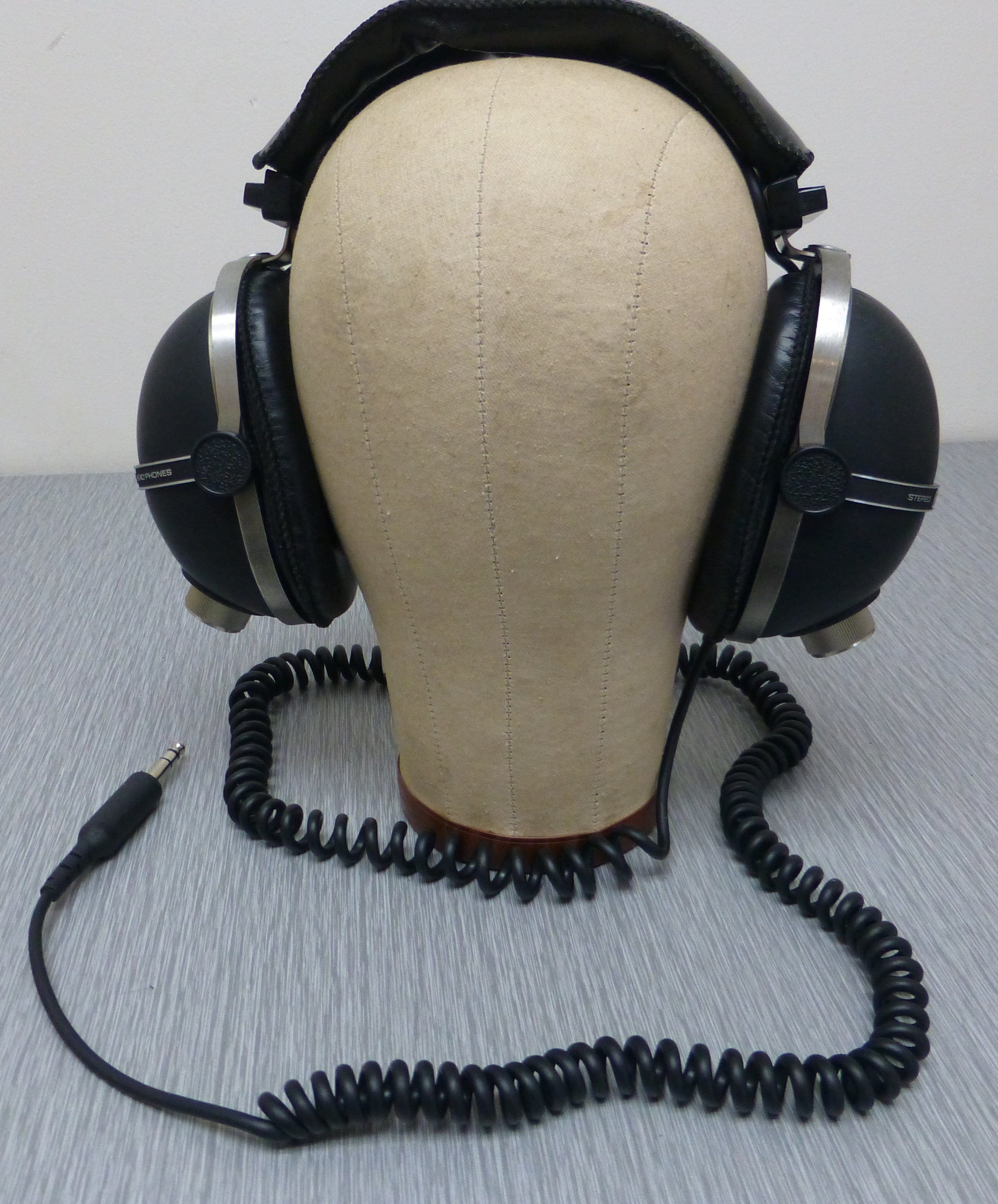 Pioneer SE-405 Stereo Headphones – The Turntable Store