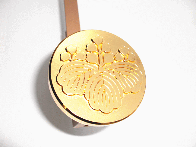 額縁・仏具用「家紋入り額受けくん」の株式会社辻岡金属製作所