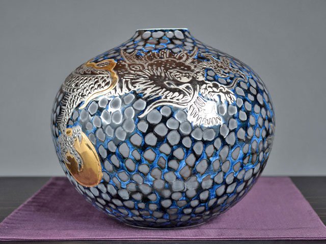 黒地に映えるプラチナと黄金の龍！丸飾り花瓶 天目金彩・白金彩龍図