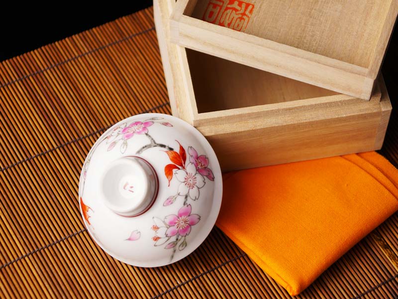 天皇陛下献上窯元作 有田焼ぐい呑み盃 色絵桜図 - JTOPIA