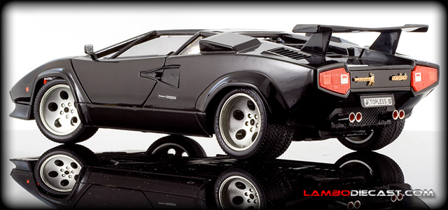 The 1/18 Lamborghini Countach Quattrovalvole from Bburago, a
