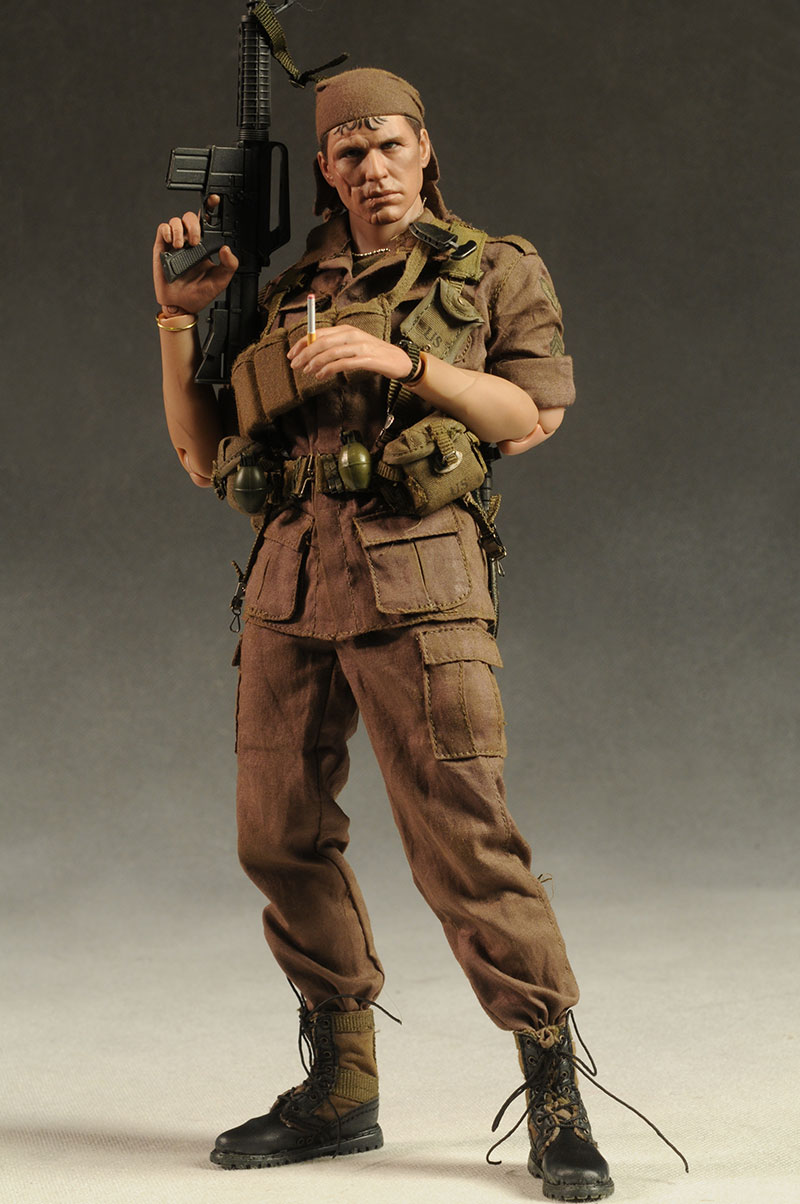 Review and photos of Hot Toys Platoon Barnes sixth scale action figure