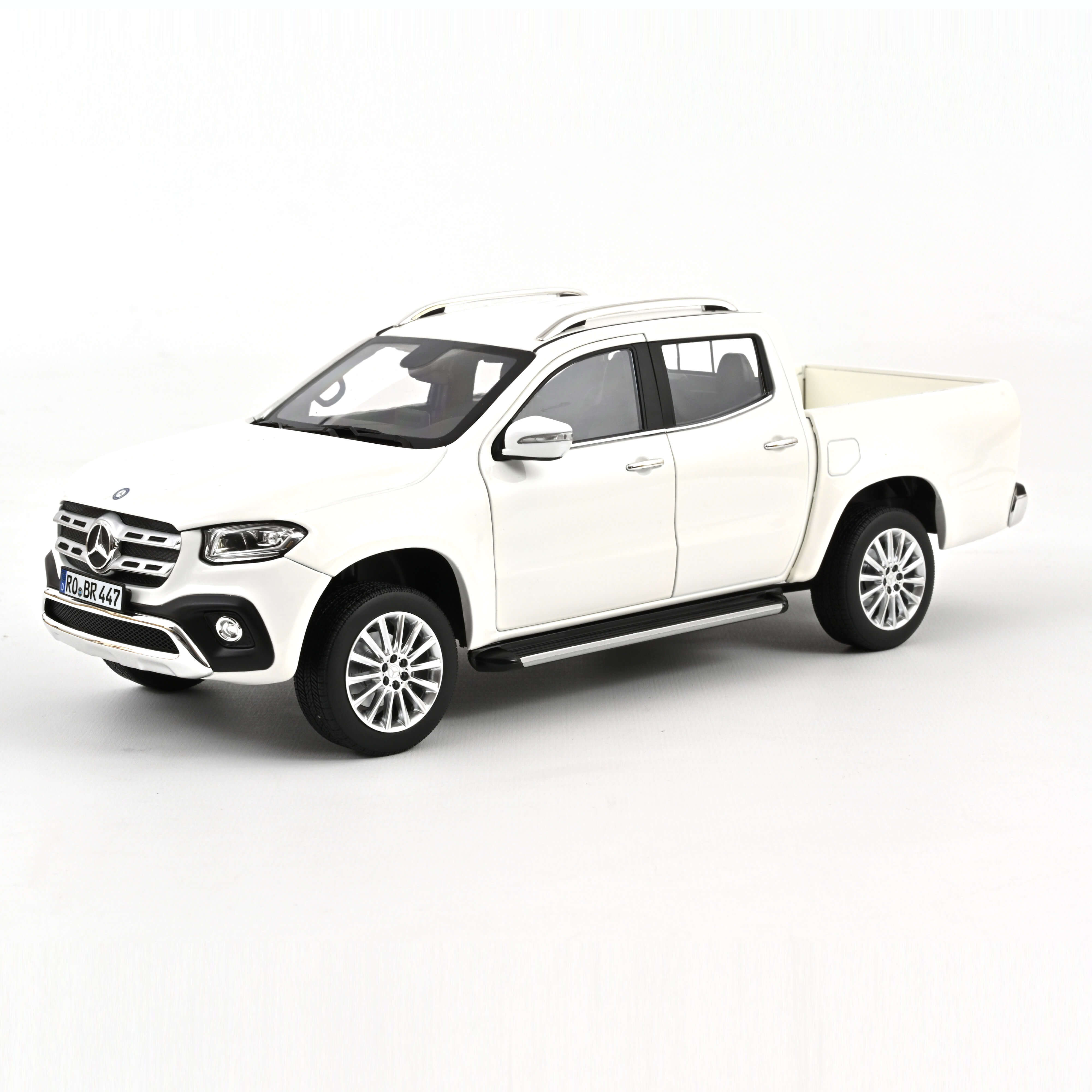 Mercedes-Benz X-Class 2017 White 1:18 – Norev