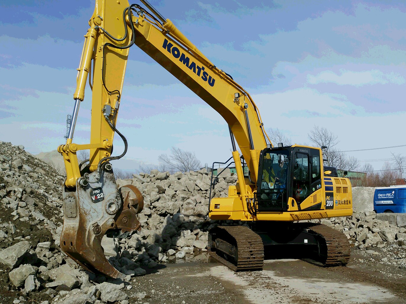 岡本グループ ｜ コマツ 油圧ショベル PC200 導入しました