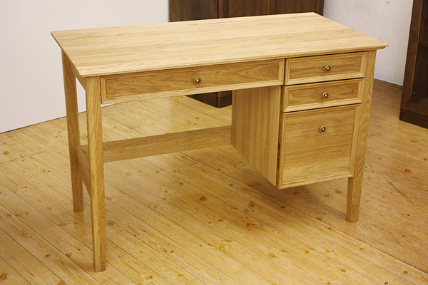 無垢材のクラシカルデザインデスク（オイル塗装）【書斎家具通販】