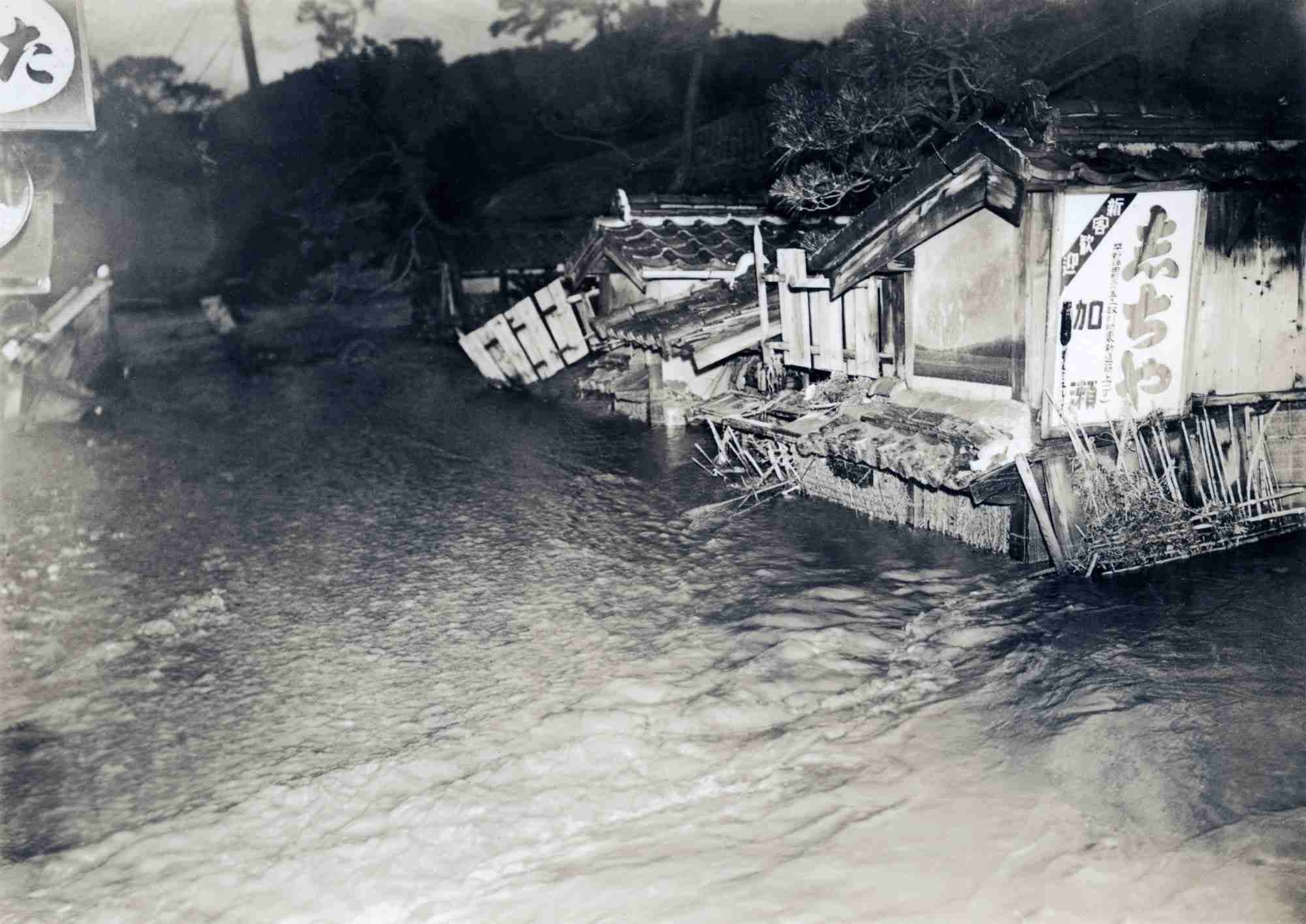 天王川の氾濫で水没した湊区下三条町。天王川は菊水橋上流で石井川と
