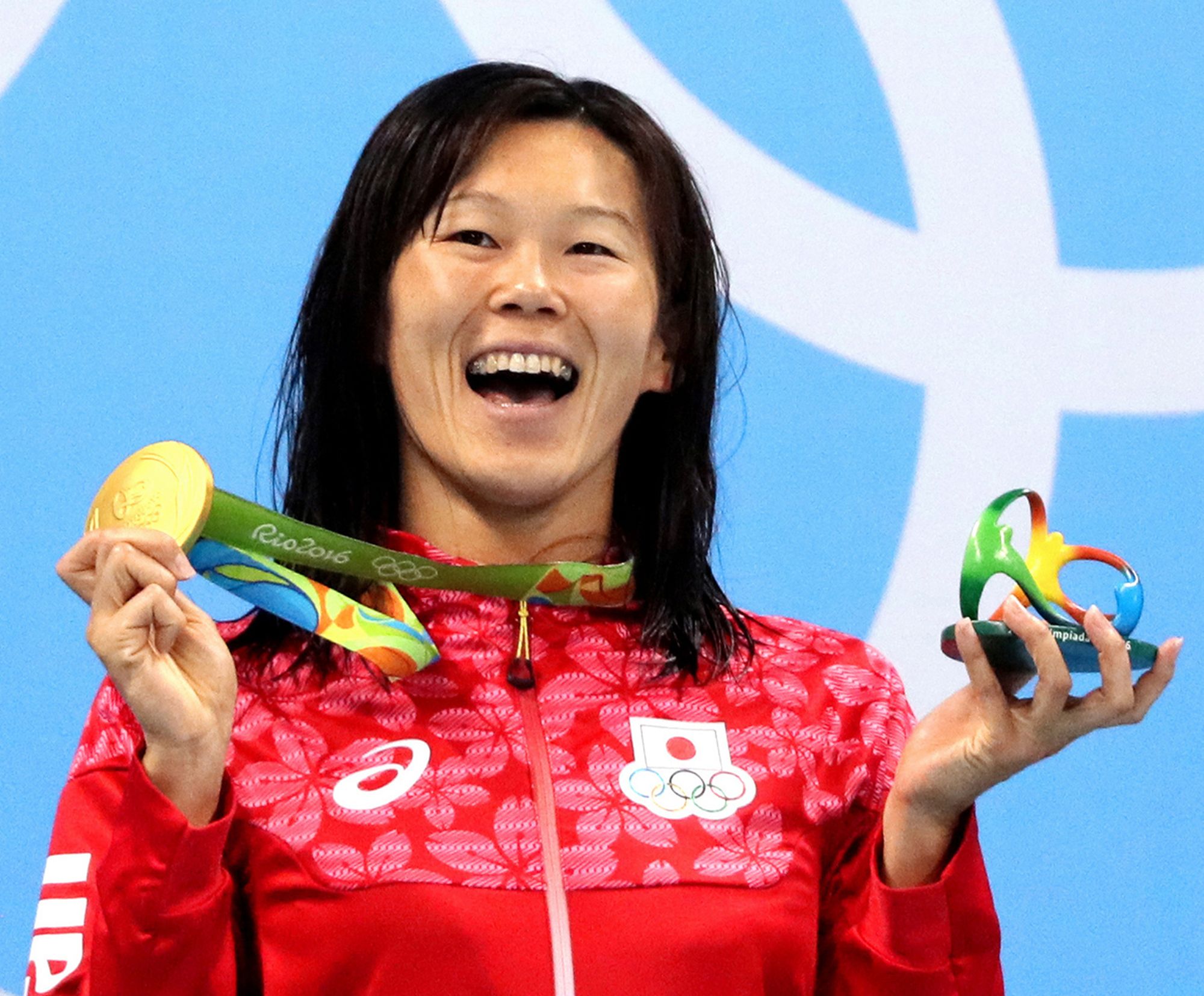 女子200メートル平泳ぎの表彰式で、金メダルを掲げ笑顔を見せる金藤