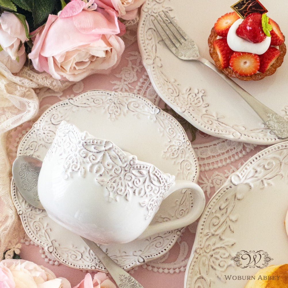 かぎ針編みの「クロッシェレース」を模った白い食器が新登場