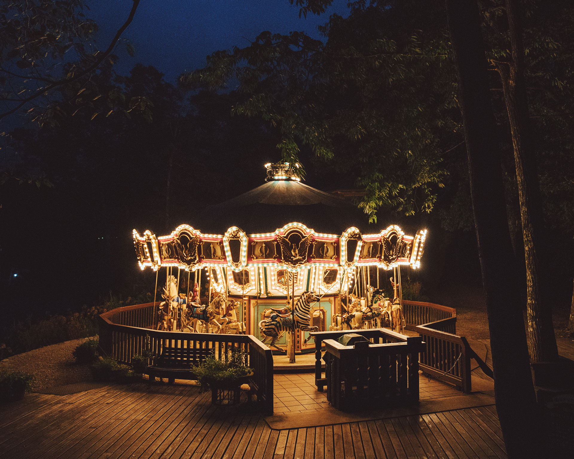 夜のメリーゴーラウンド、今年も運行！ 清里・萌木の村でナイト