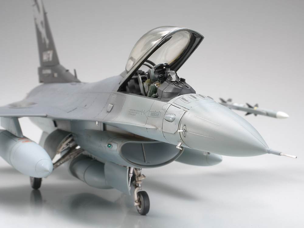1/48 F-16C ［ブロック25/32］アメリカ州空軍: スケールモデル｜TAMIYA