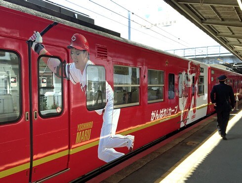 カープ電車 2017、JRが応援ラッピングトレインをお披露目