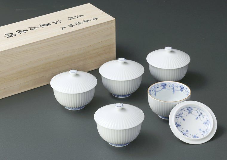 青華瓔珞文（せいかようらくもん） 青華瓔珞文 蓋付お茶呑茶碗（桐箱入