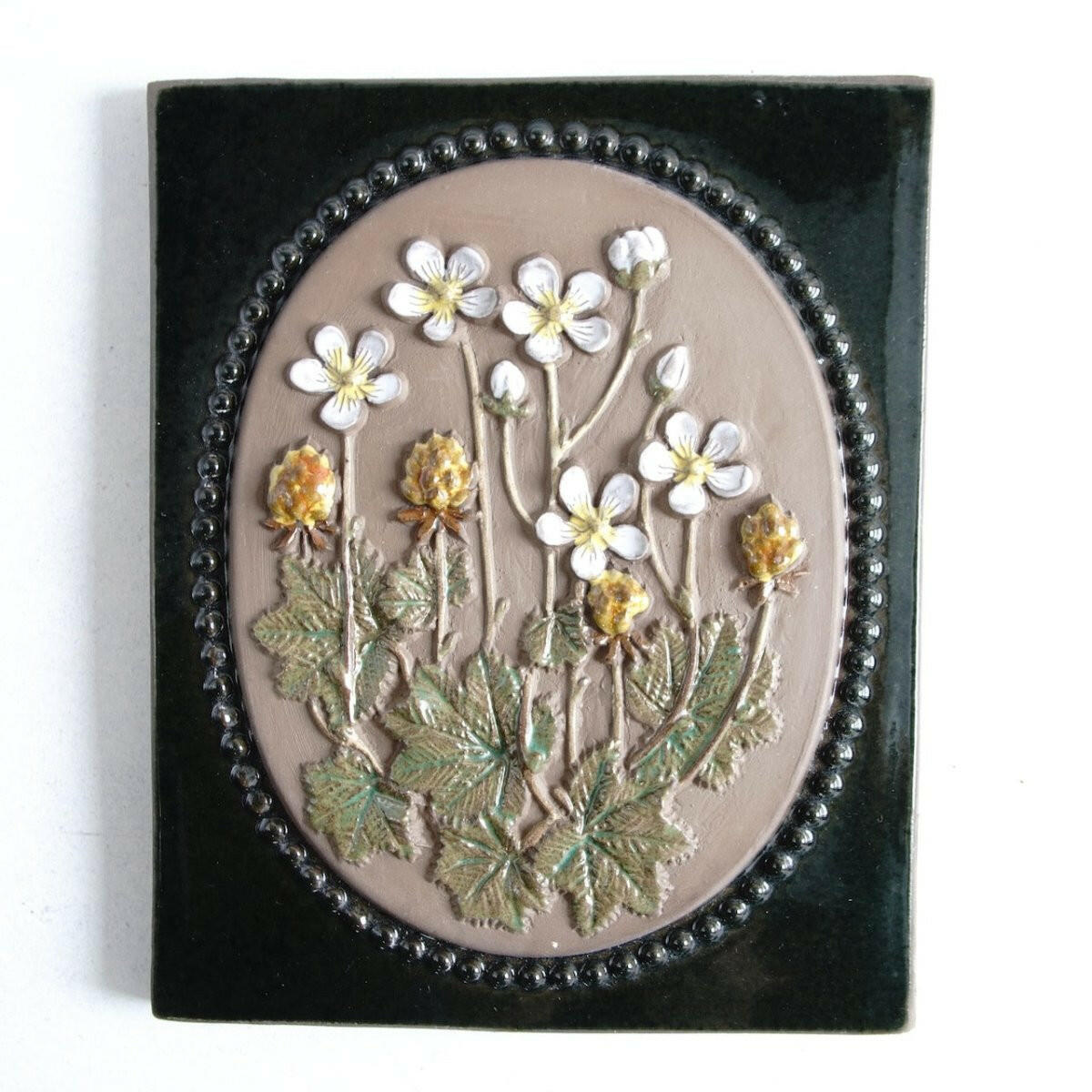 ジイ・ガントフタの陶板——スウェーデンの壁掛けアートの魅力 | 北欧