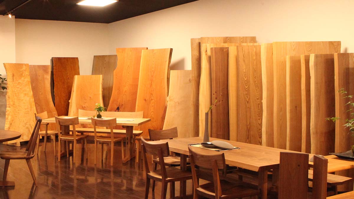飛騨高山の家具、木製クラフト、カフェのあるのお店『匠館』｜一枚板