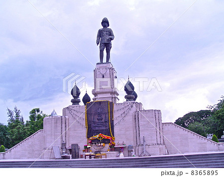 ルンピニ公園の「ラーマ6世の像」（バンコク／タイ王国）の写真素材
