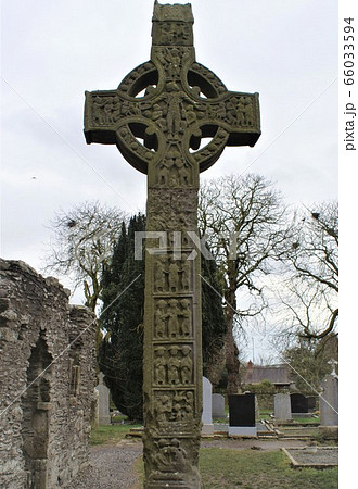 アイルランド・モナスターボイスのハイクロス（ケルト十字架）の写真