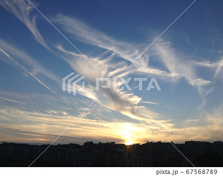 飛び立つ鳳凰雲 彩雲の写真素材 [67568789] - PIXTA
