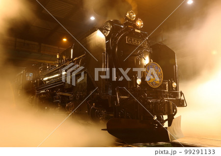 夜の機関庫で蒸気を吐く蒸気機関車C58239 SL銀河の写真素材 [99291133