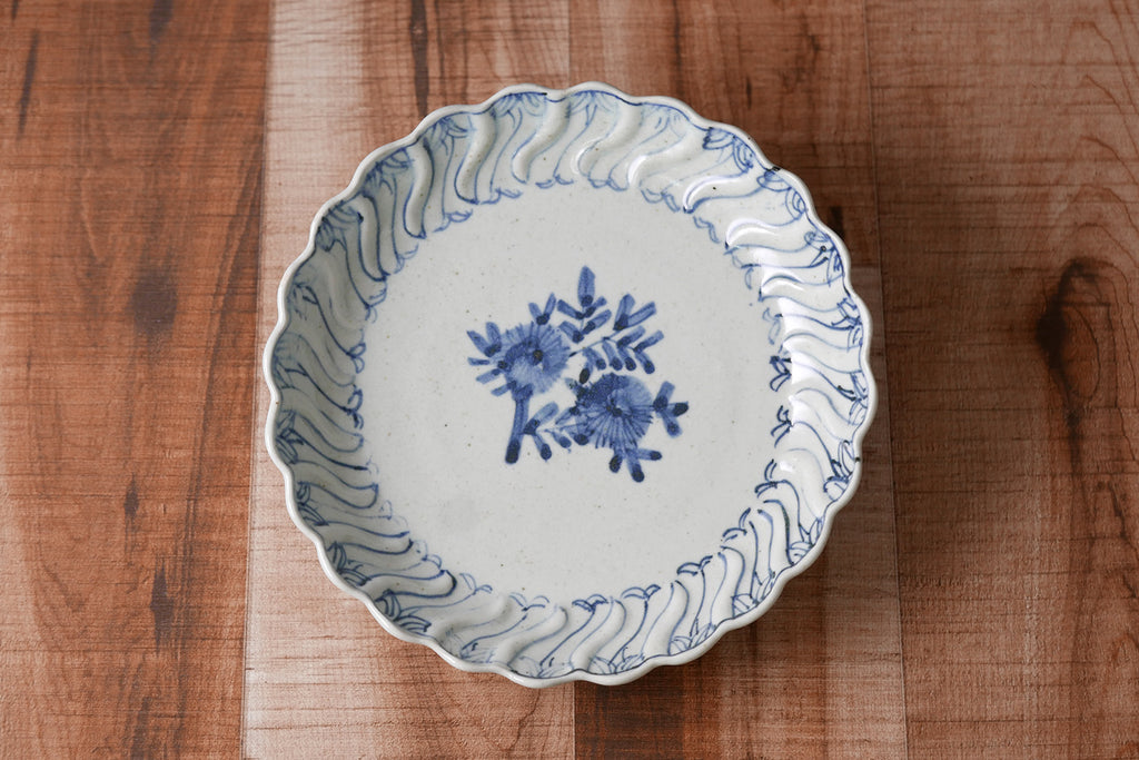染付捻文六寸輪花皿 – TOKITOIRO onlineshop
