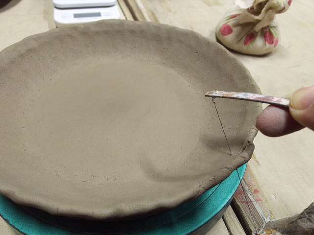 手びねり】陶芸のプロが教えるお皿の作り方！粘土の玉とヒモで作る方法