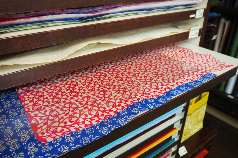 心ときめく色と模様。八尾和紙を継承する「桂樹舎」の、手仕事の和紙の