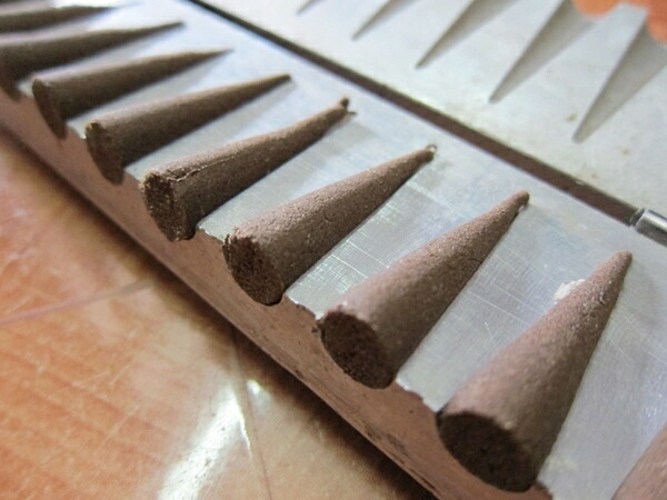 楽天市場】無添加 手作り 高級天然沈香 コーン型 ベトナム産沈香三角お