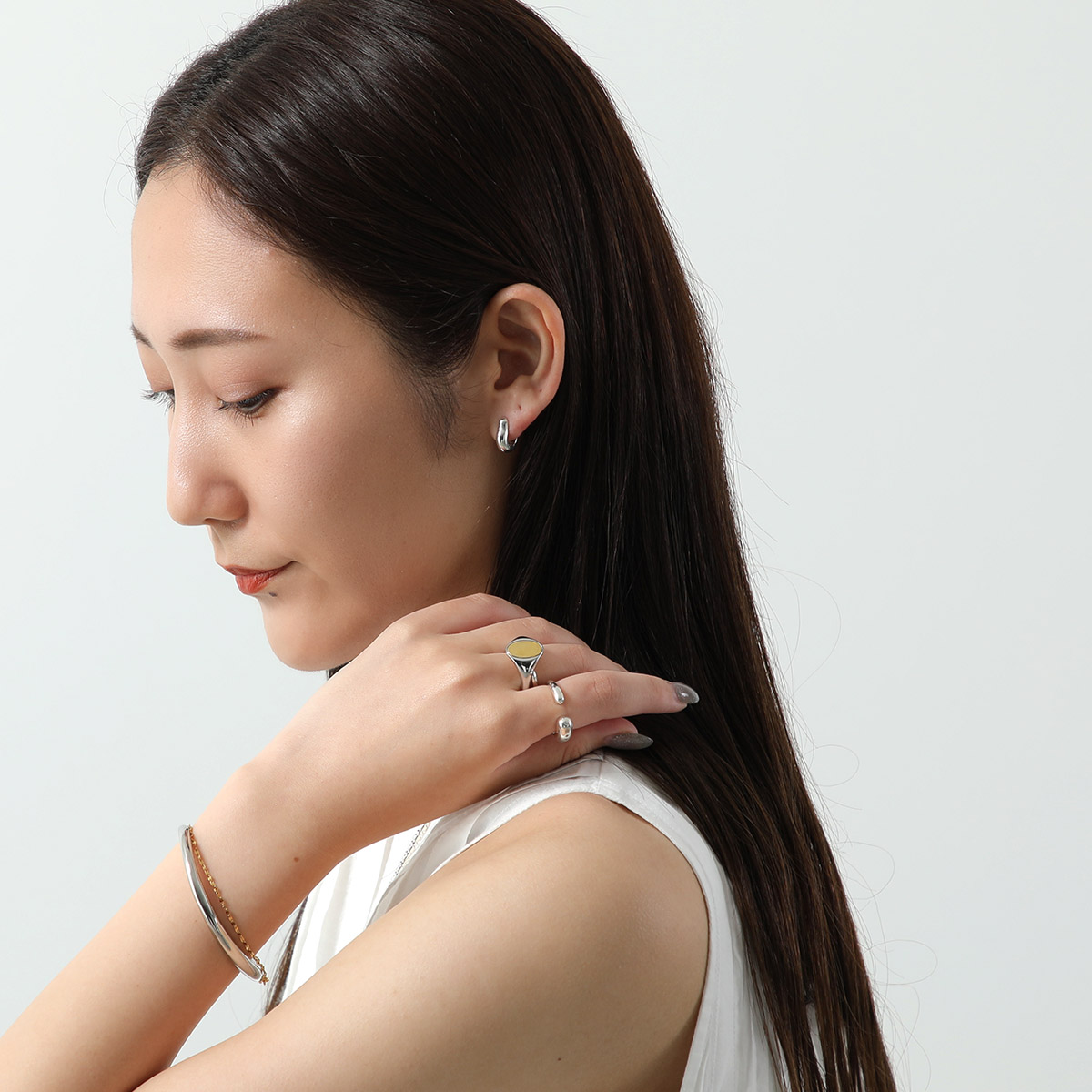 楽天市場】ANNIKA INEZ アニカイネズ フープピアス Ample Hinge Hoops