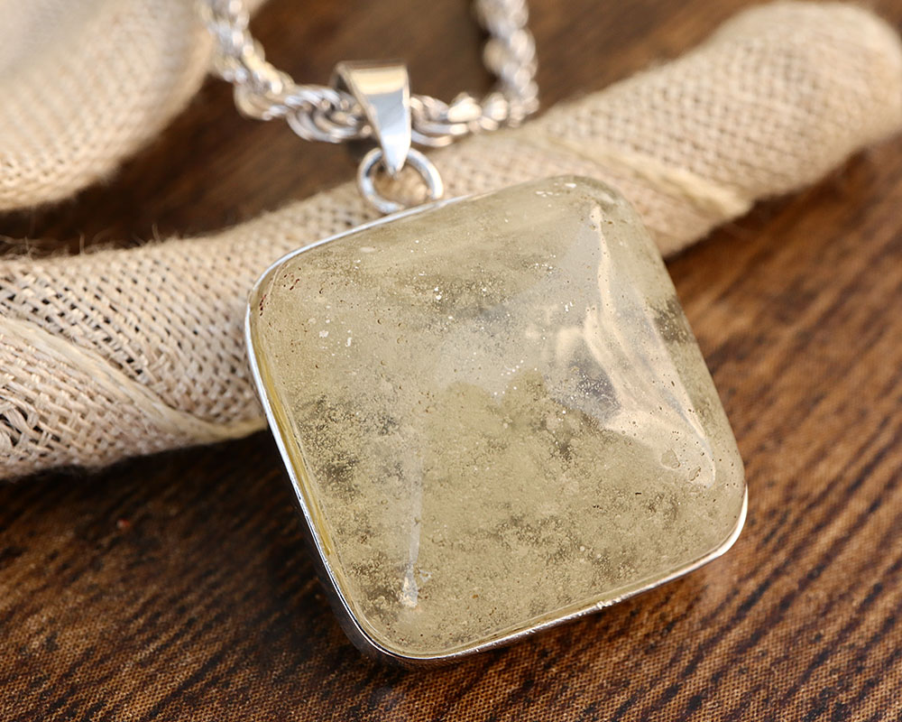 楽天市場】リビアンゴールドテクタイト ペンダントトップ リビアン