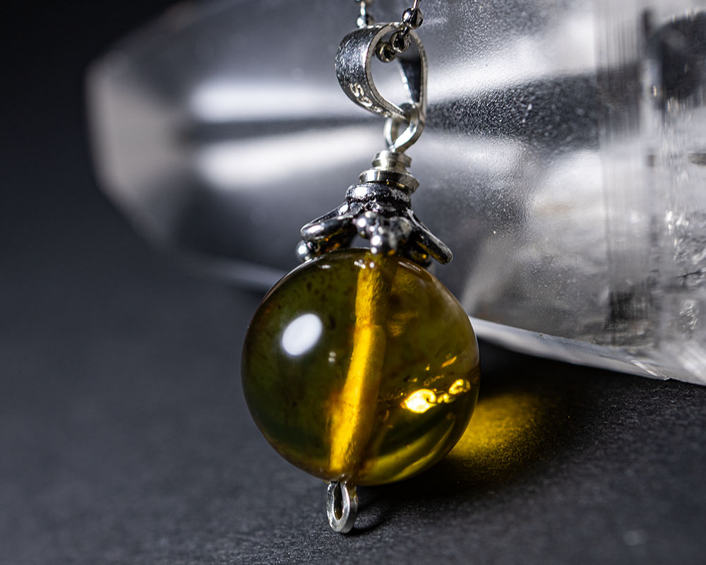 楽天市場】幻の極上 ブルーアンバー ペンダントトップ約12mm【琥珀