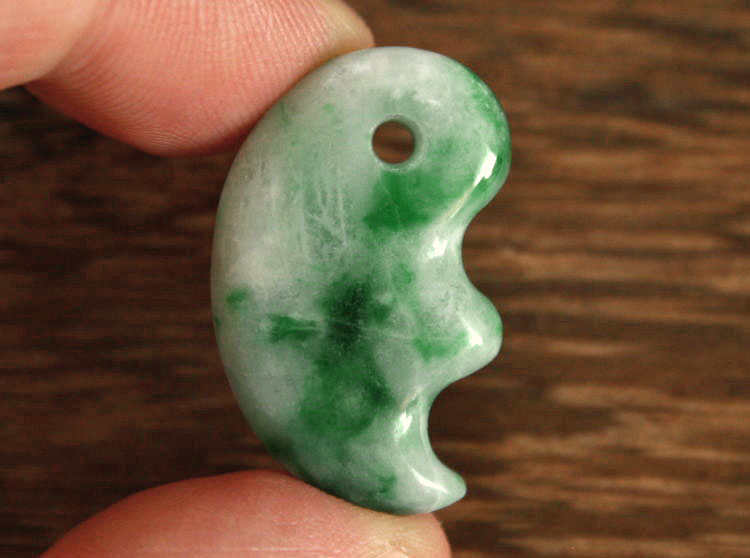 楽天市場】糸魚川翡翠子持ち勾玉 M07178 清山 作 29mm*18mm*7mm 糸魚川