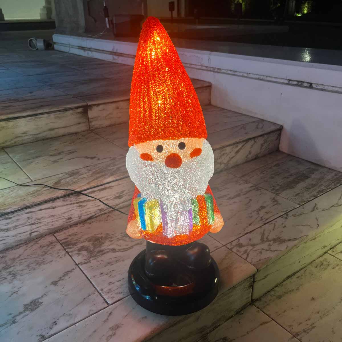 迫力】存在感ある！大きなサンタクロースオブジェの電飾モチーフ