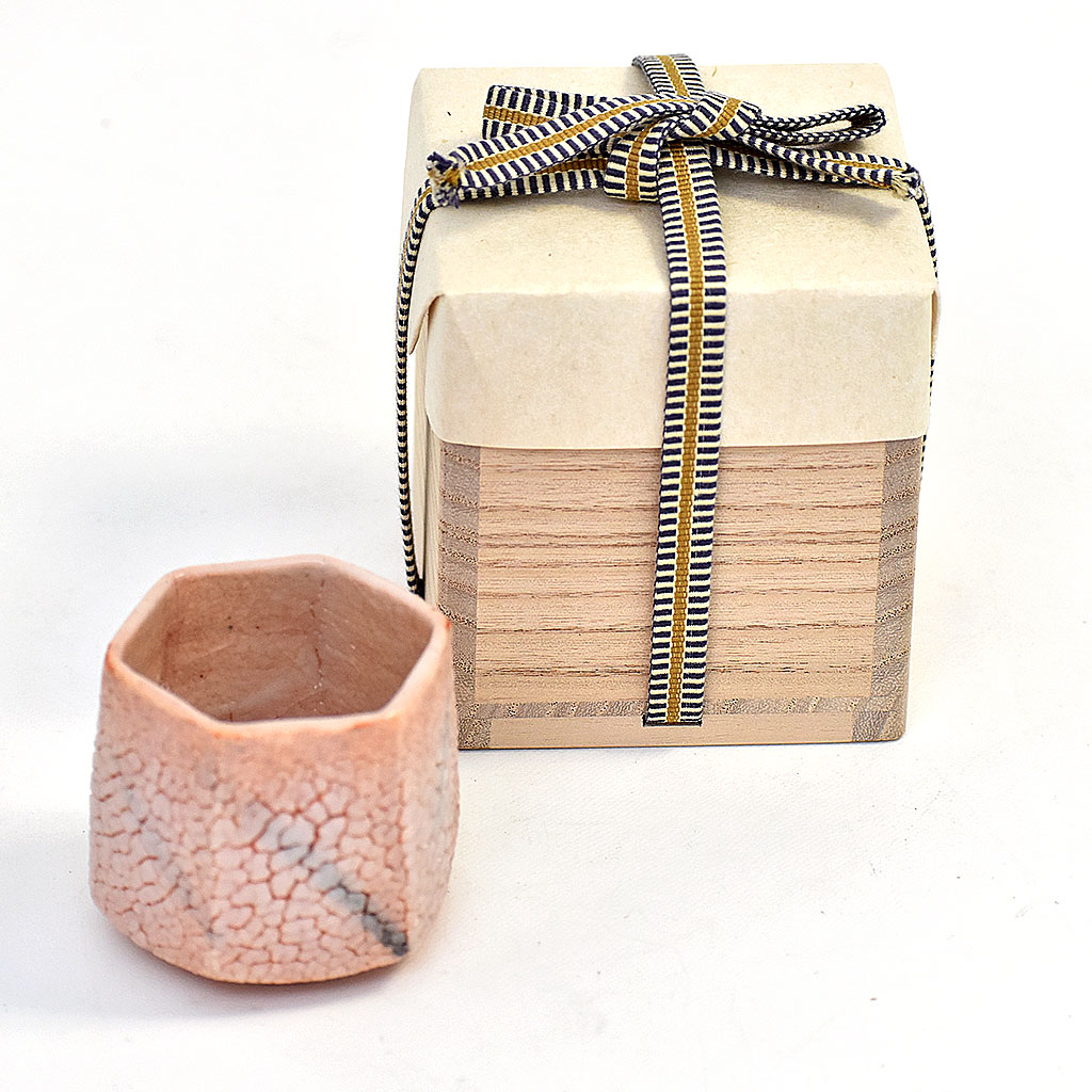 楽天市場】喜楽庵 陶芸家 酒井博司 紅志野六角ぐい呑み 桐箱入 和食器