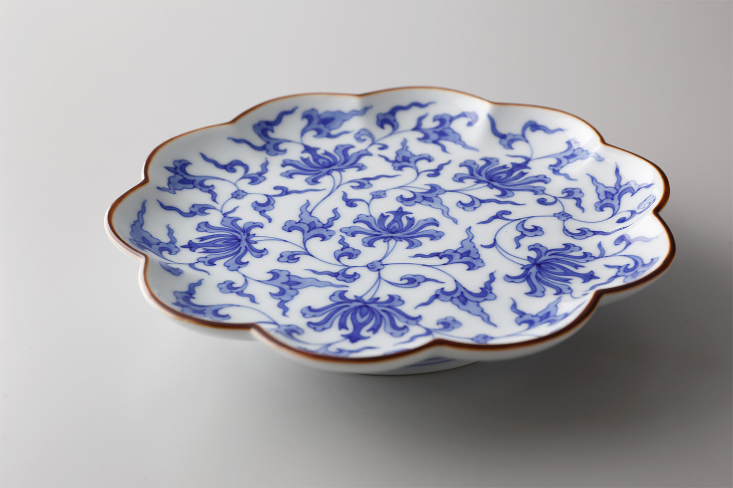 染付・染錦花唐草文輪花皿 | 辻精磁社