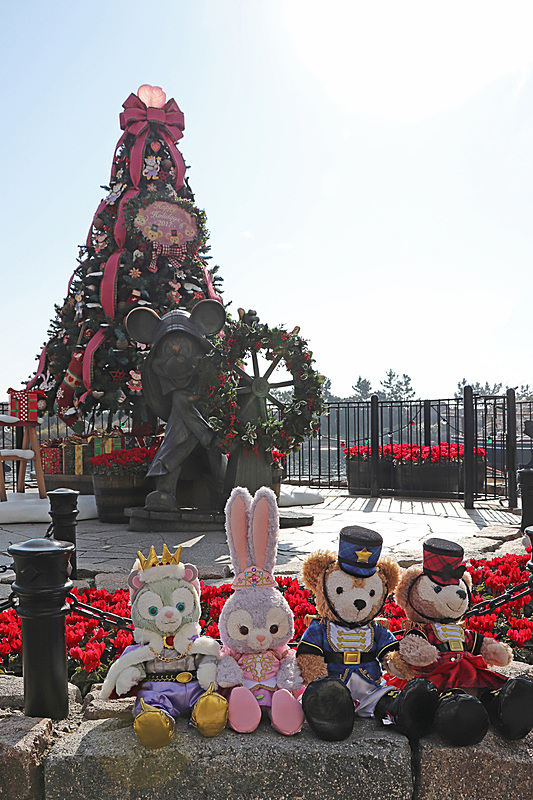 フォトスポットやグッズがクリスマス仕様になったダッフィーたちの