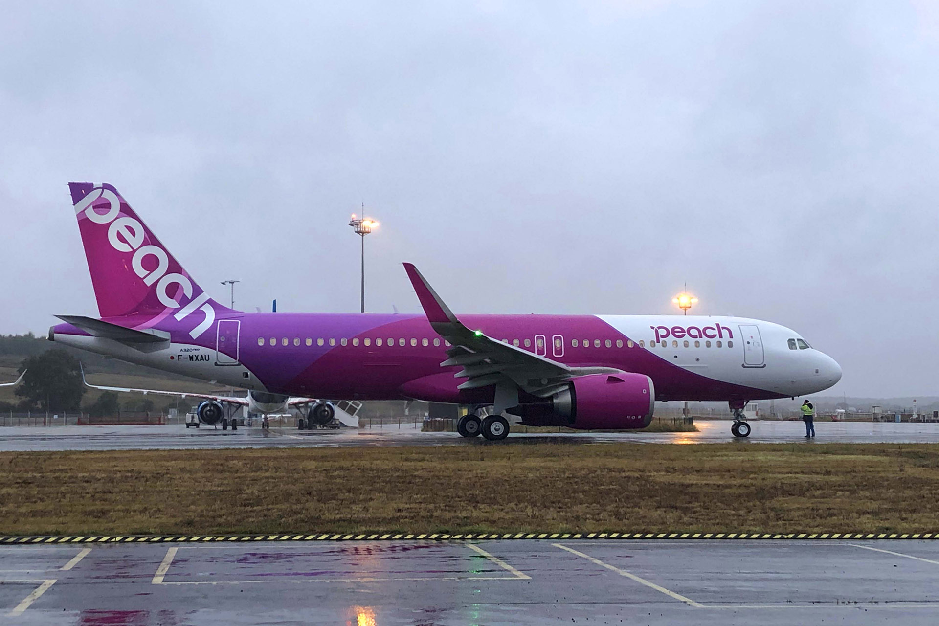 エアバス、ピーチへA320neo初号機引き渡し。計28機を導入予定